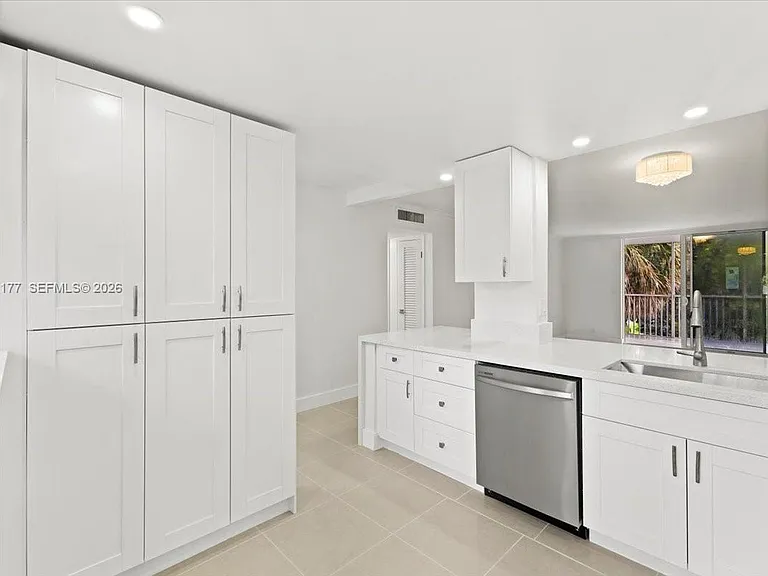 319 NE 14th Ave #201 — Photo 2