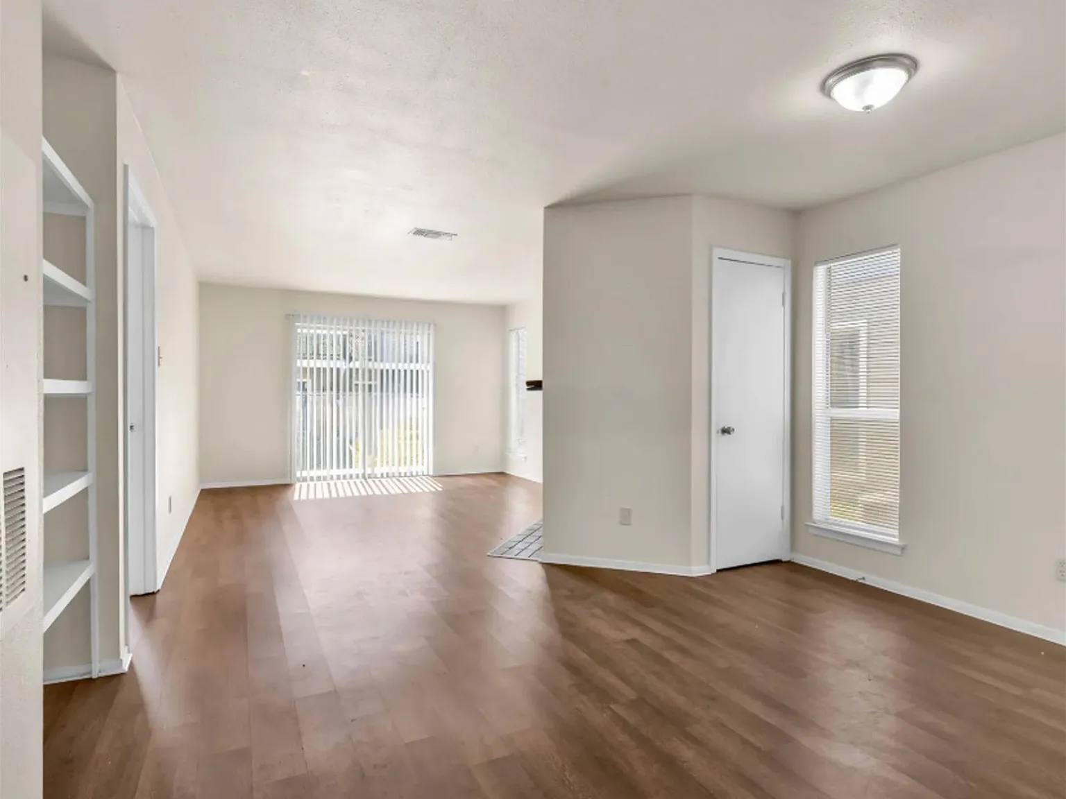2 bed, 1.0 bath, 3908 sqft, $1,150 — Photo 4