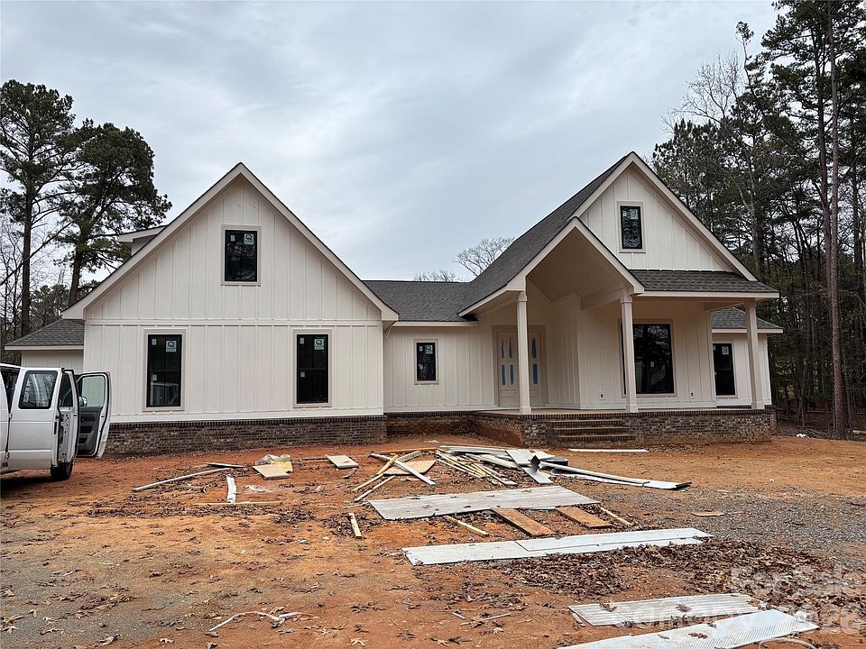 1st image of 304 Tradition Dr