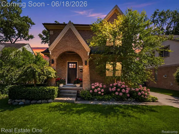 10125 Borgman Ave, Huntington Woods, MI 48070