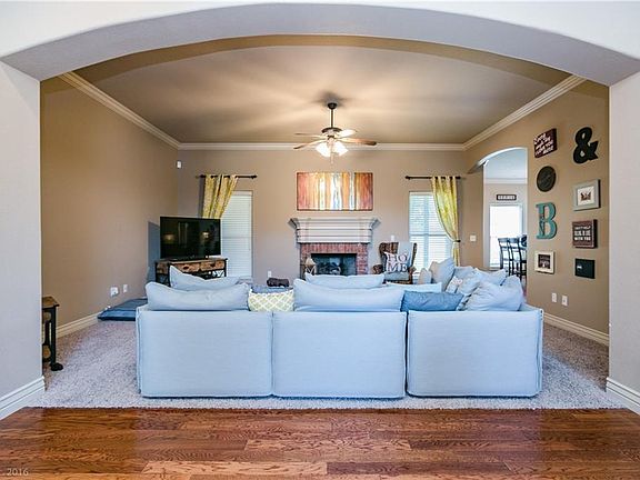 4th image of 2400 SW Pinoak Ave