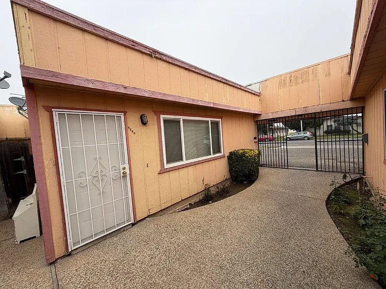 2553 Glen Ave — Photo 8