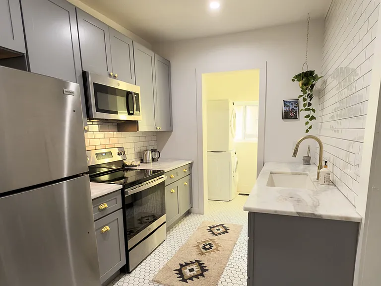 612 N Madison Ave — Photo 24