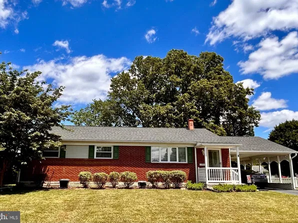 4 Rockaway Dr, Camp Hill, PA 17011