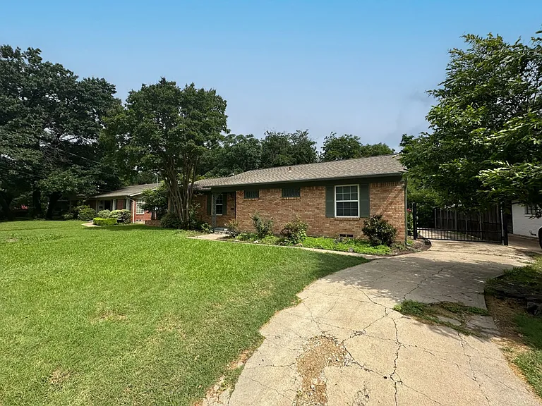 6461 Danbury Ln — Photo 3