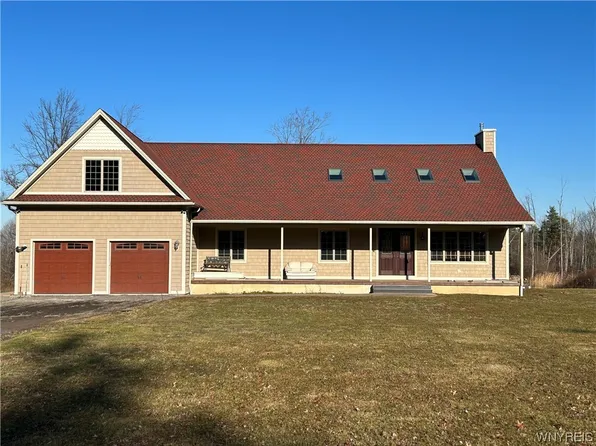900 Sturgeon Point Rd, Derby, NY 14047