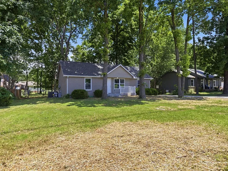 221 Bob White Dr — Photo 3
