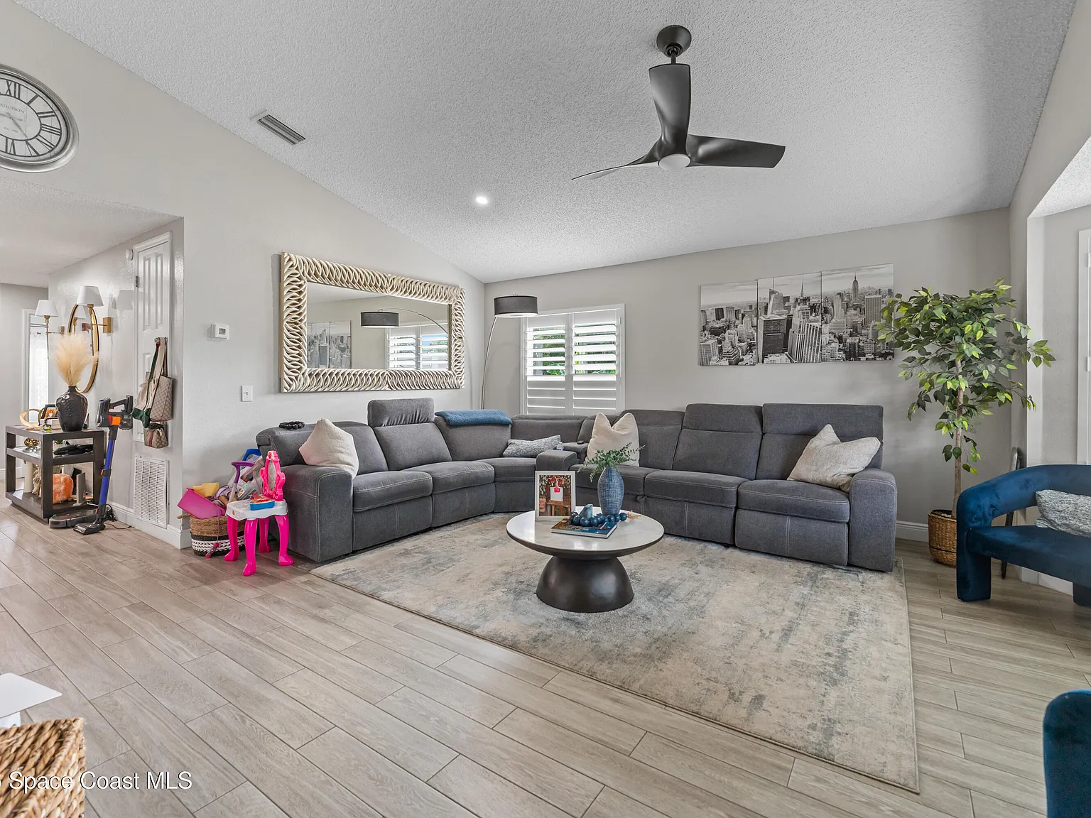 3 bed, 2.0 bath, 1808 sqft, $2,200 — Photo 3