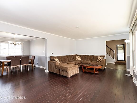 3rd image of 914 E Zinnia Ln
