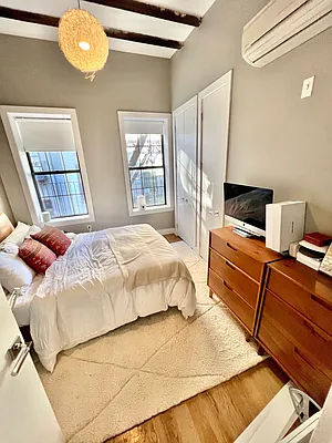 Rented by Safdie Realty Group | media 4