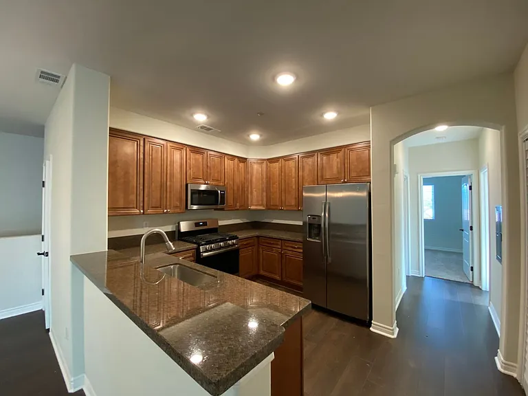 Santa Barbara Luxury Apartment Homes — Photo 41