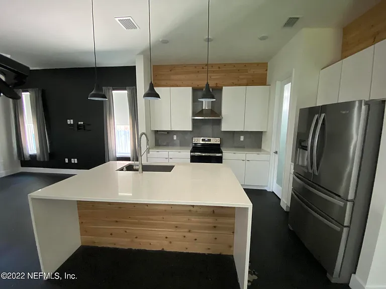 1139 N Market St — Photo 16