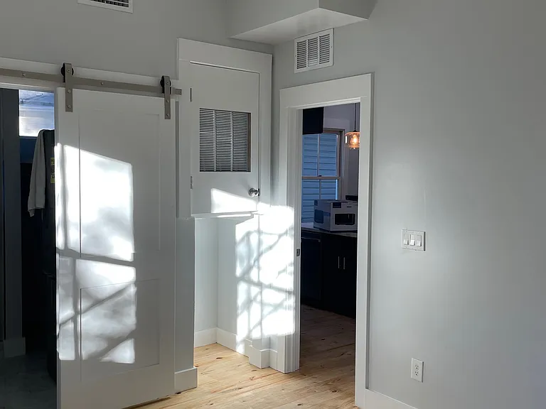 1930 Hubbard St #1 — Photo 5