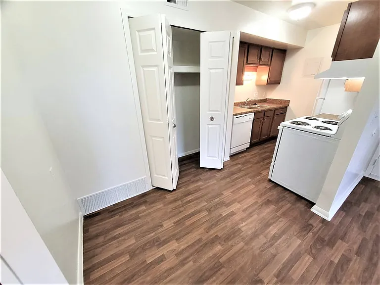 Woodland Place Apartments — Photo 32