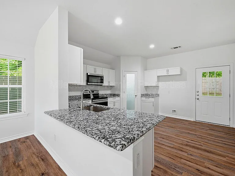 422 E Elm St — Photo 8