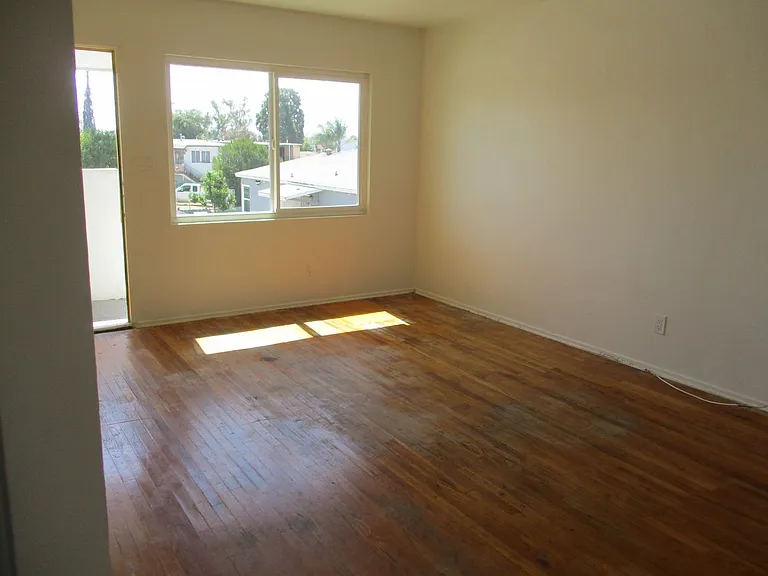 3854 1/2 Euclid Ave — Photo 4