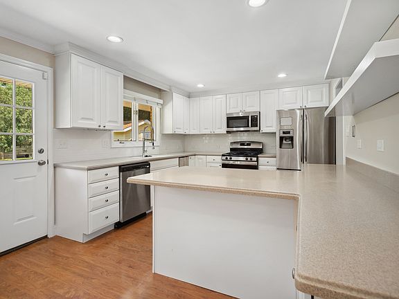 5th image of 200 Southwick Ln