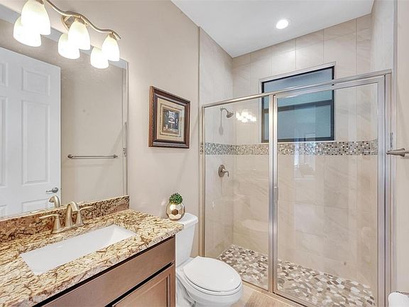 4th image of 642 SW Icon Ave