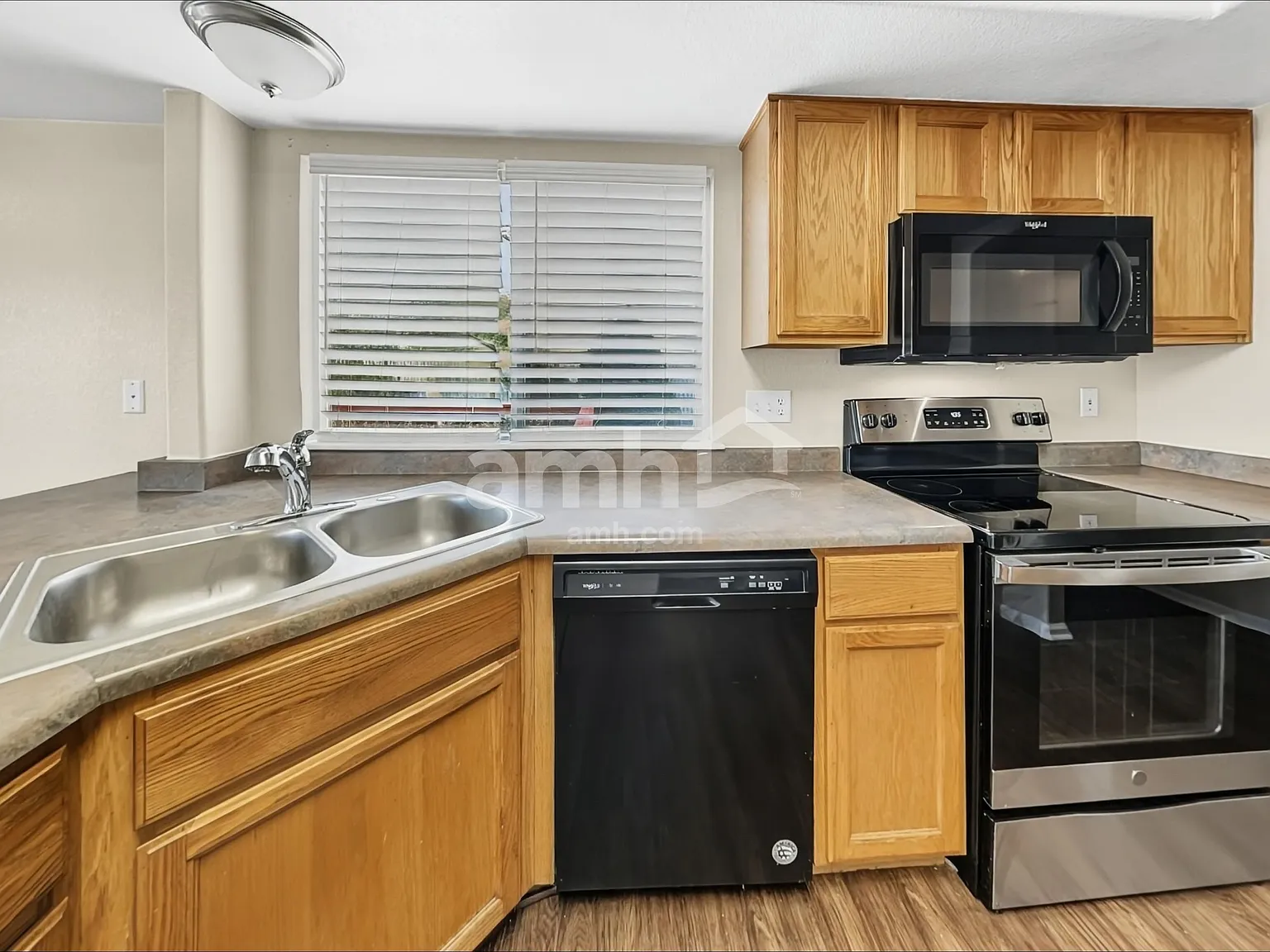 3 bed, 2.5 bath, 1646 sqft, $2,810 — Photo 4