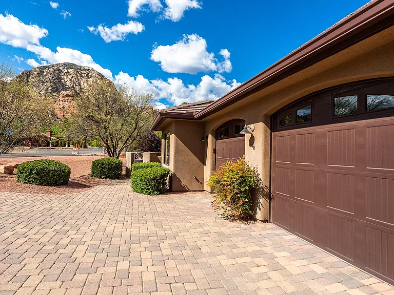 560 Rodeo Rd — Photo 3