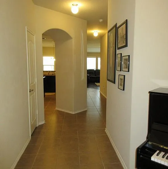 1110 Lubbock Ln — Photo 4