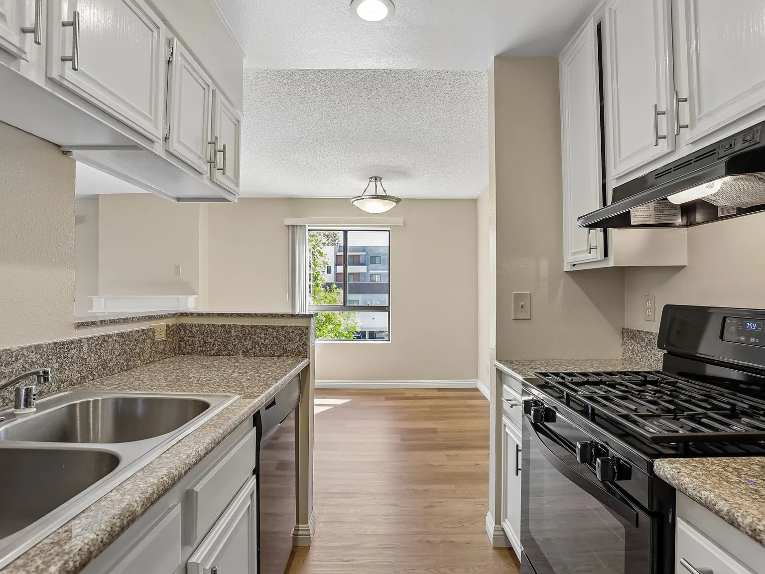 428 Hawthorne St — Photo 1