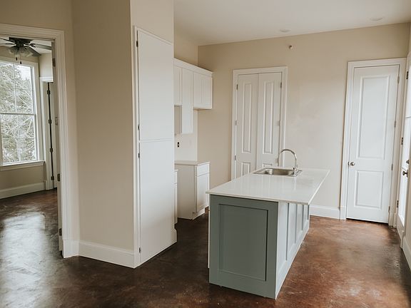 5th image of 517 University Dr #10