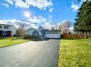 16 Matthew Cir, Rochester, NY 14624