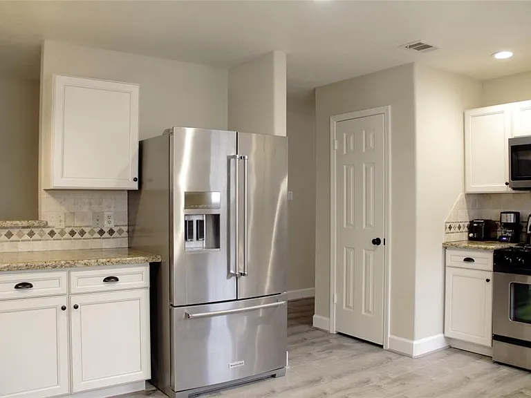 1803 Edinburg Ave — Photo 4