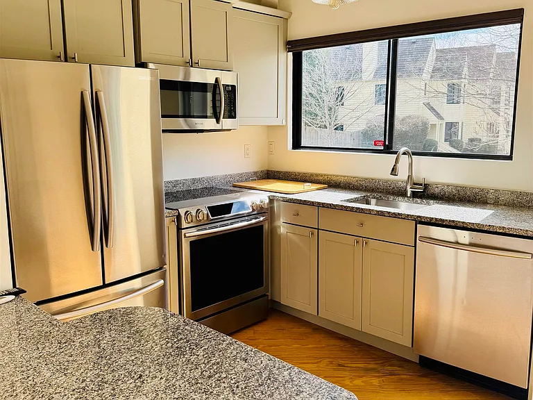 1238 Chatham Rdg — Photo 1