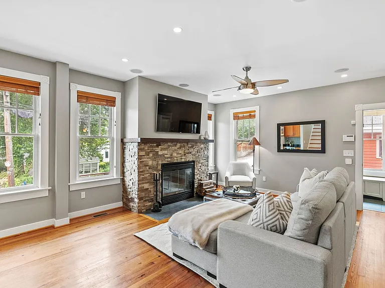 5213 Cathedral Ave NW — Photo 2