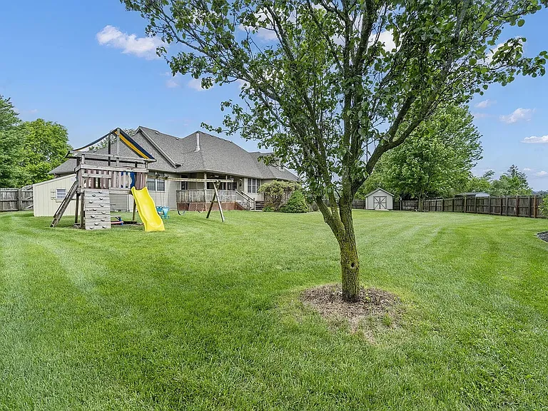 1002 E Rachael Dr — Photo 3