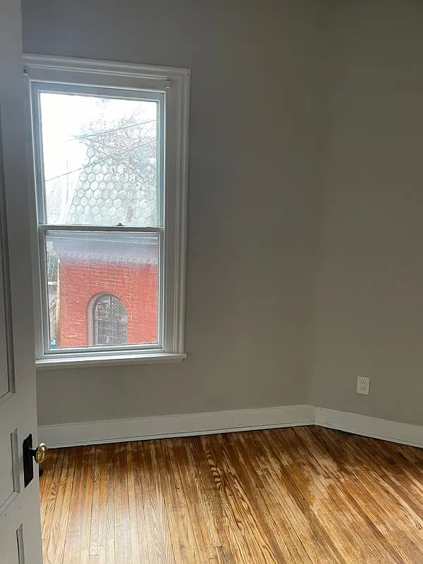 3 bed, 1.0 bath, 1100 sqft, $1,800 — Photo 3