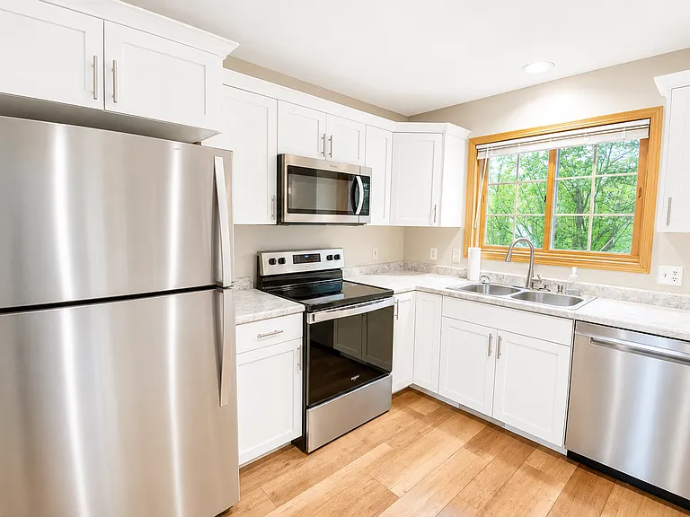 2607 Tuxedo Ln NW — Photo 3