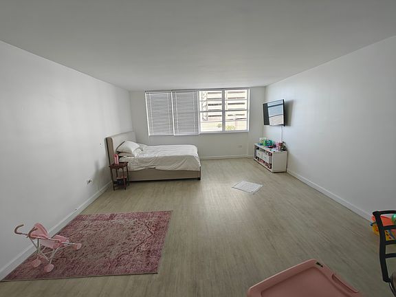 2nd image of 905 Brickell Bay Dr APT 526