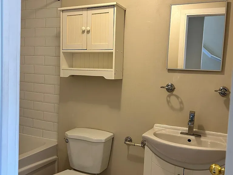 1666 Queen St E #2 — Photo 14