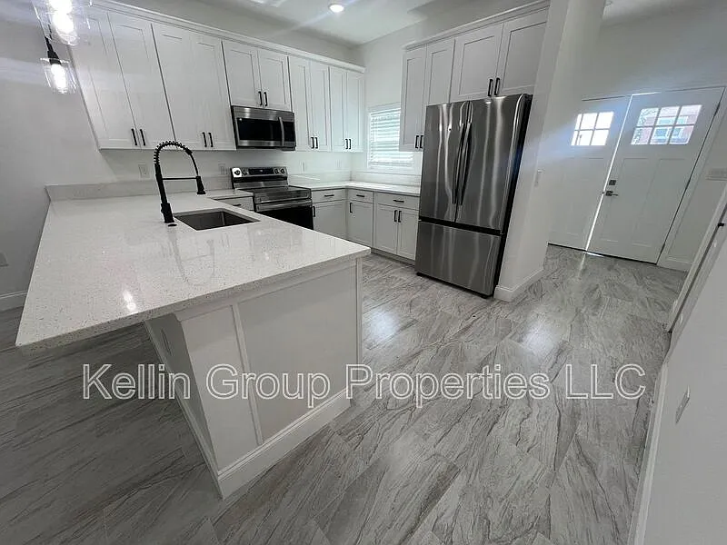 5 bed, 4.0 bath, 2344 sqft, $2,350 — Photo 4