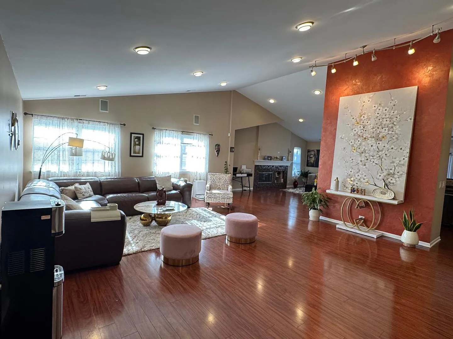 3 bed, 2440 sqft, $3,700 — Photo 2