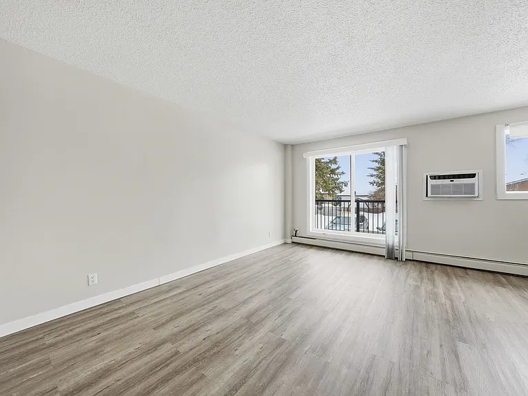 633 28th St W — Photo 27