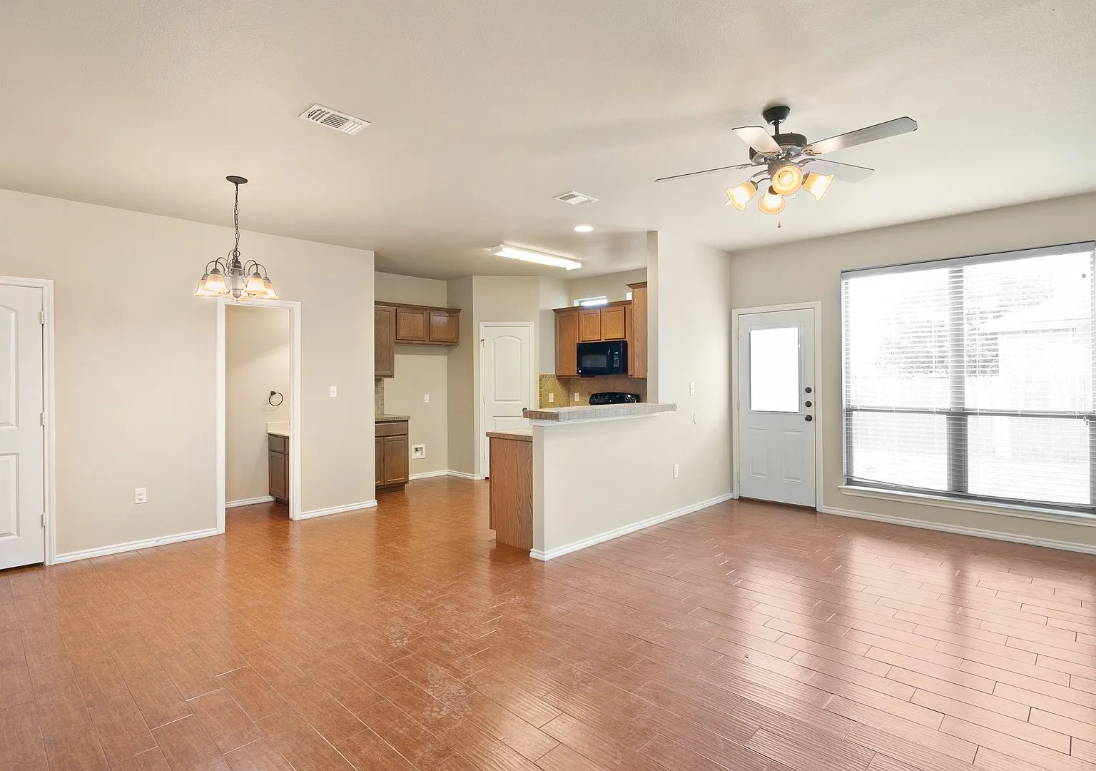Available Now! Beautiful 3 Bedroom Duplex Located In New Braunfels, Texas! — Photo 4