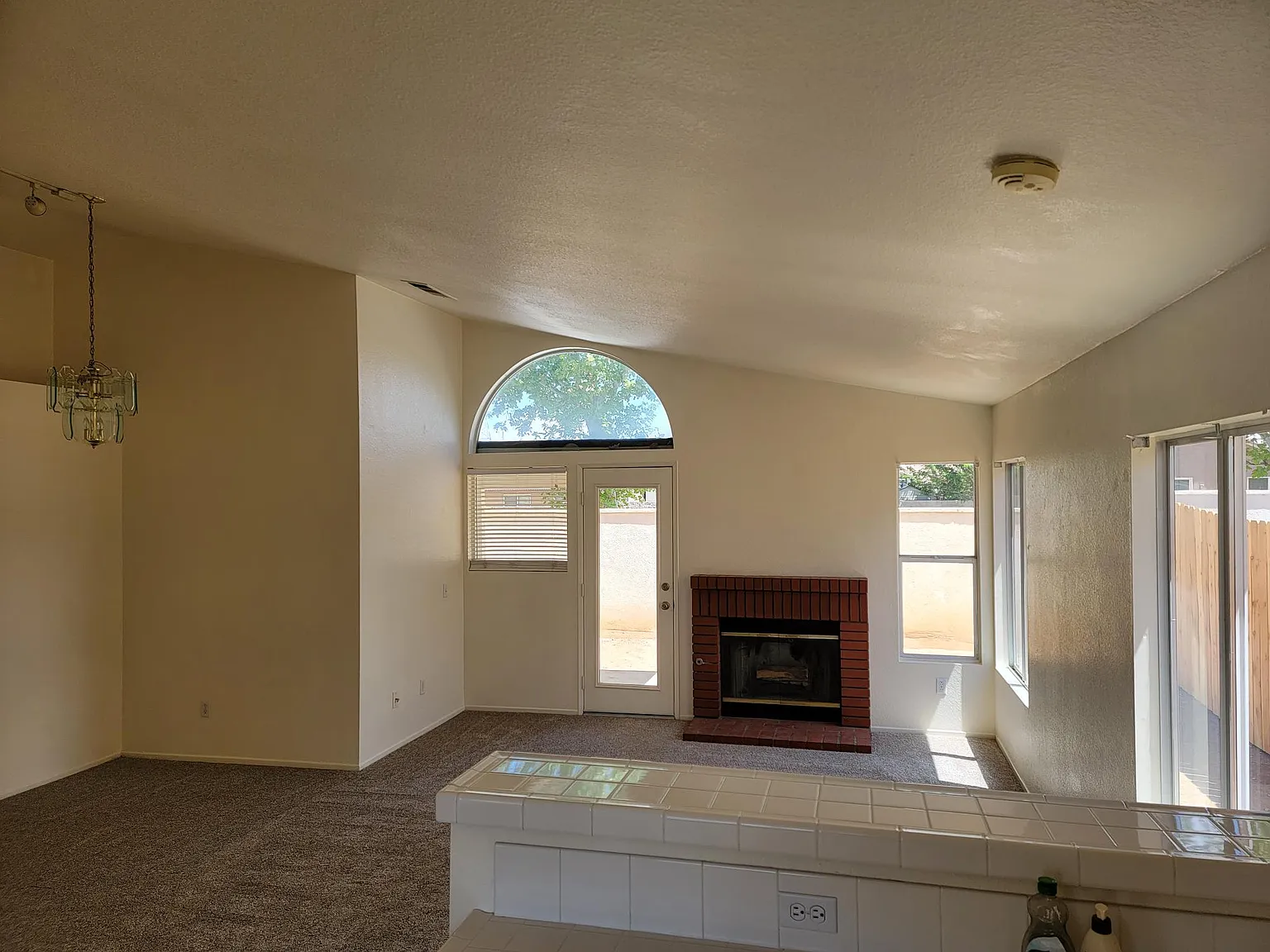 3 bed, 1200 sqft, $2,100 — Photo 2