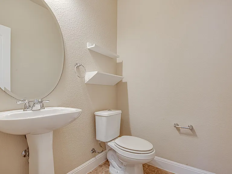 562 White Cyn — Photo 13