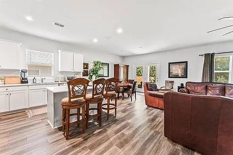 5 bed, 2518 sqft, $1,150 — Photo 3