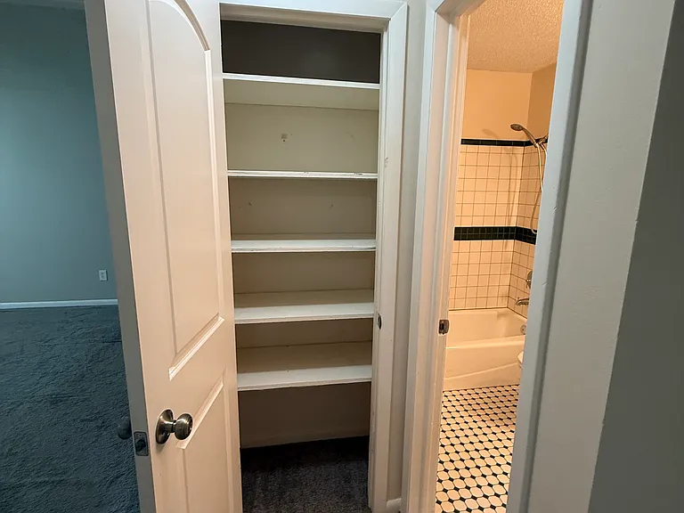 805 Meadowbrook Dr #B — Photo 8