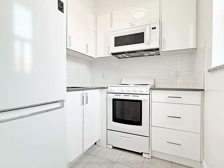 1291 Bayview Ave #506 — Photo 6
