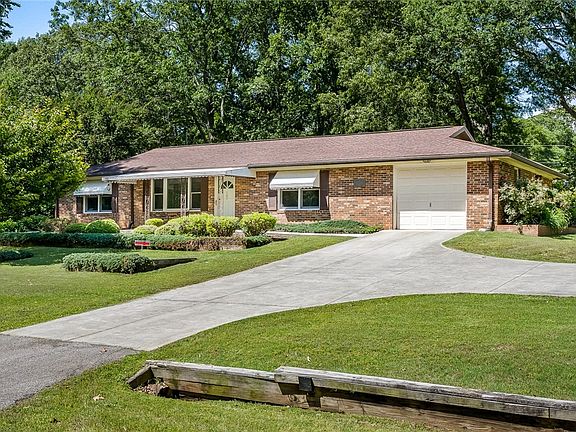 3rd image of 105 Hillcrest Dr