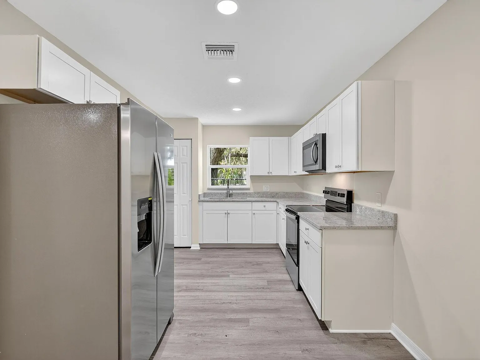 2 bed, 1.0 bath, 2700 sqft, $1,048 — Photo 3