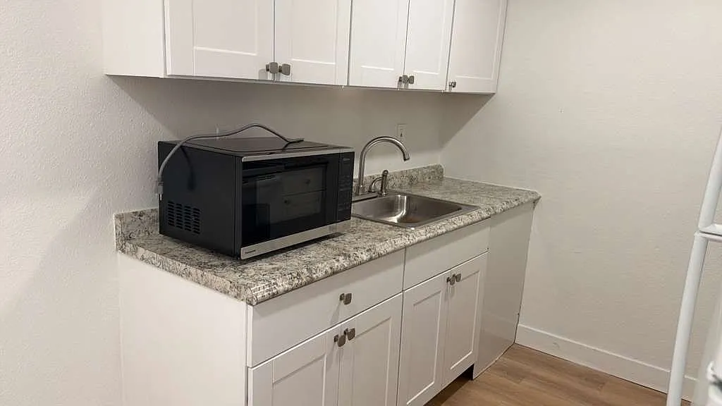 2 bed, 708 sqft, $1,300 — Photo 3