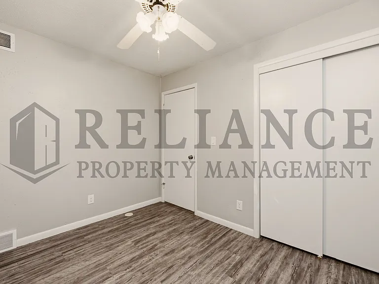 1401 W Calvert St — Photo 31