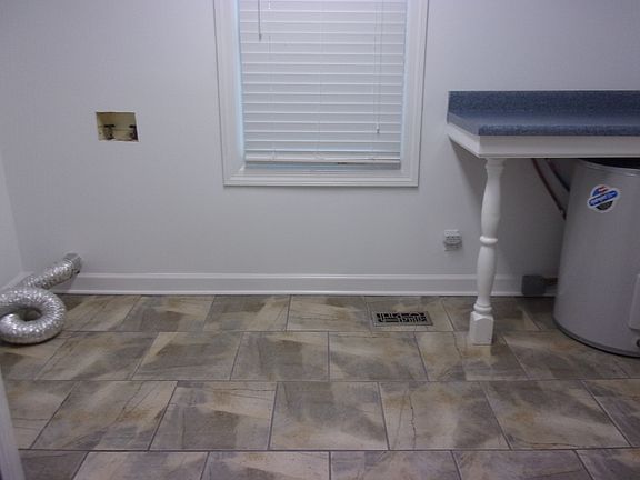 4th image of 733 Meadowlane Dr
